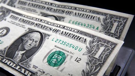 El dólar se encamina a su mayor pérdida mensual de .
